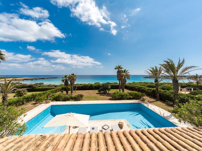 Sensationelle Strand-Villa in 1. Meereslinie in Son Xoriguer, (MENORCA)
