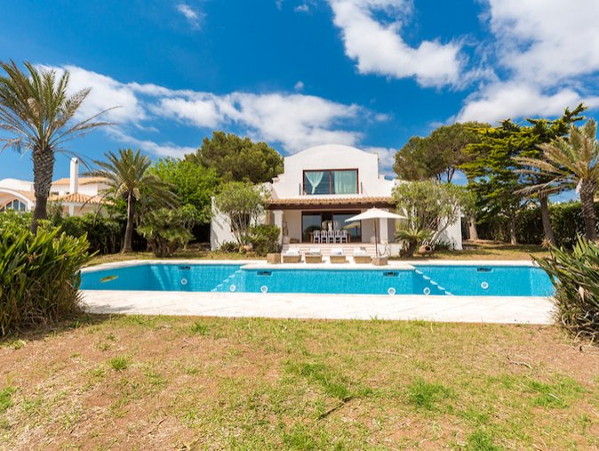 Sensationelle Strand-Villa in 1. Meereslinie in Son Xoriguer, (MENORCA)