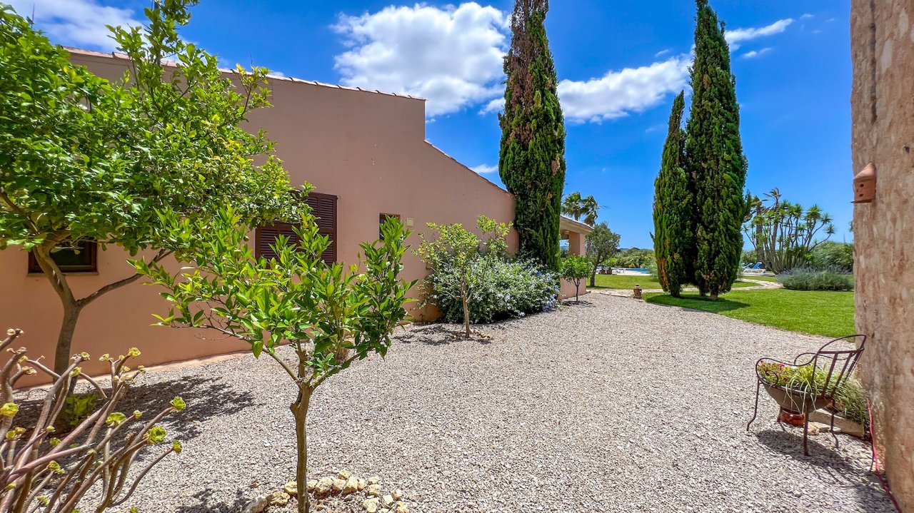 Große Finca in ruhiger Lage mit Gästehaus und VERMIETUNGSLIZENZ!!