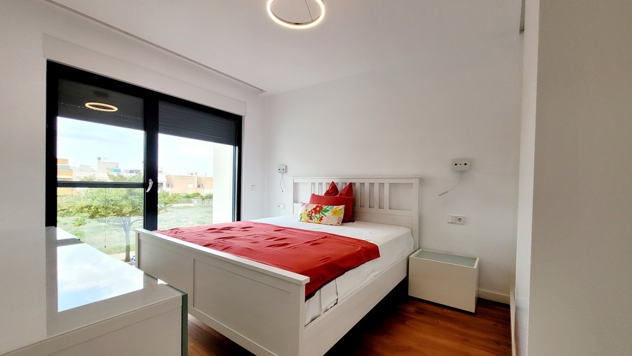 Luxuriöse Neubau-Doppelhaushälfte mit Swimmingpool und großer Garage an der Playa de Palma