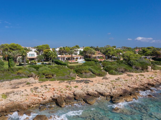 Sensationelle Strand-Villa in 1. Meereslinie in Son Xoriguer, (MENORCA)