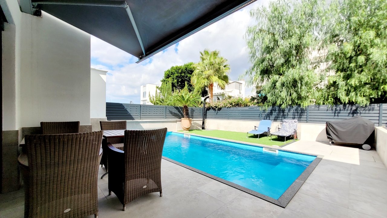 Luxuriöse Neubau-Doppelhaushälfte mit Swimmingpool und großer Garage an der Playa de Palma