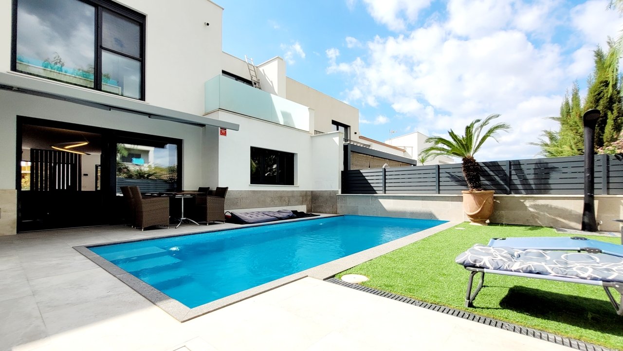 Luxuriöse Neubau-Doppelhaushälfte mit Swimmingpool und großer Garage an der Playa de Palma