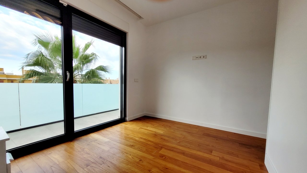 Luxuriöse Neubau-Doppelhaushälfte mit Swimmingpool und großer Garage an der Playa de Palma