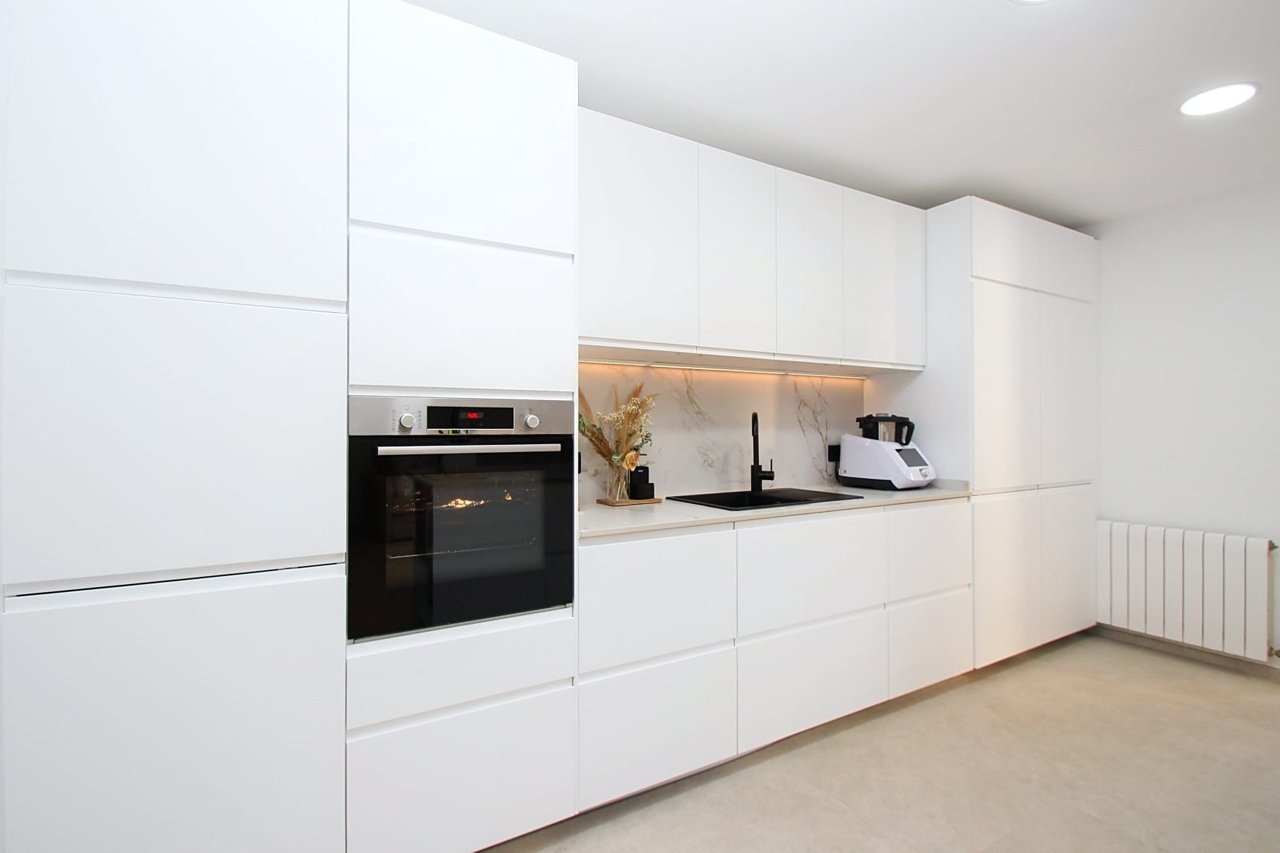 Saniertes Penthouse in repräsentativer Gemeinschaftsanlage mit drei Swimmingpools und Stellplatz