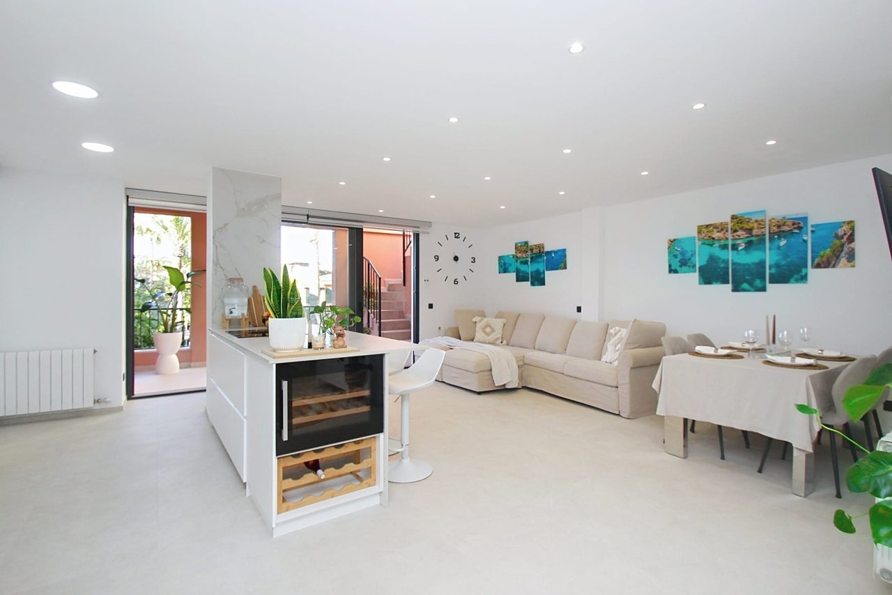 Saniertes Penthouse in repräsentativer Gemeinschaftsanlage mit drei Swimmingpools und Stellplatz