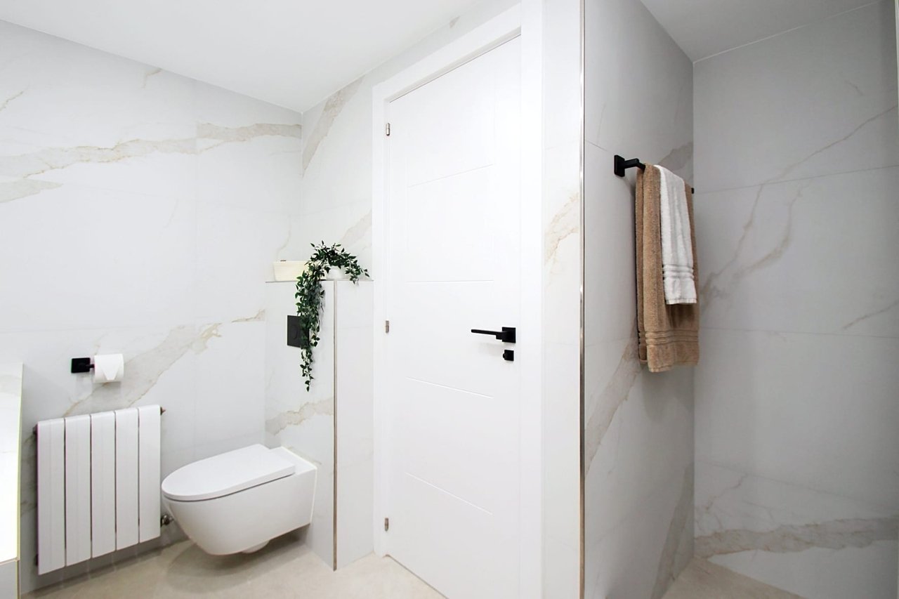 Saniertes Penthouse in repräsentativer Gemeinschaftsanlage mit drei Swimmingpools und Stellplatz