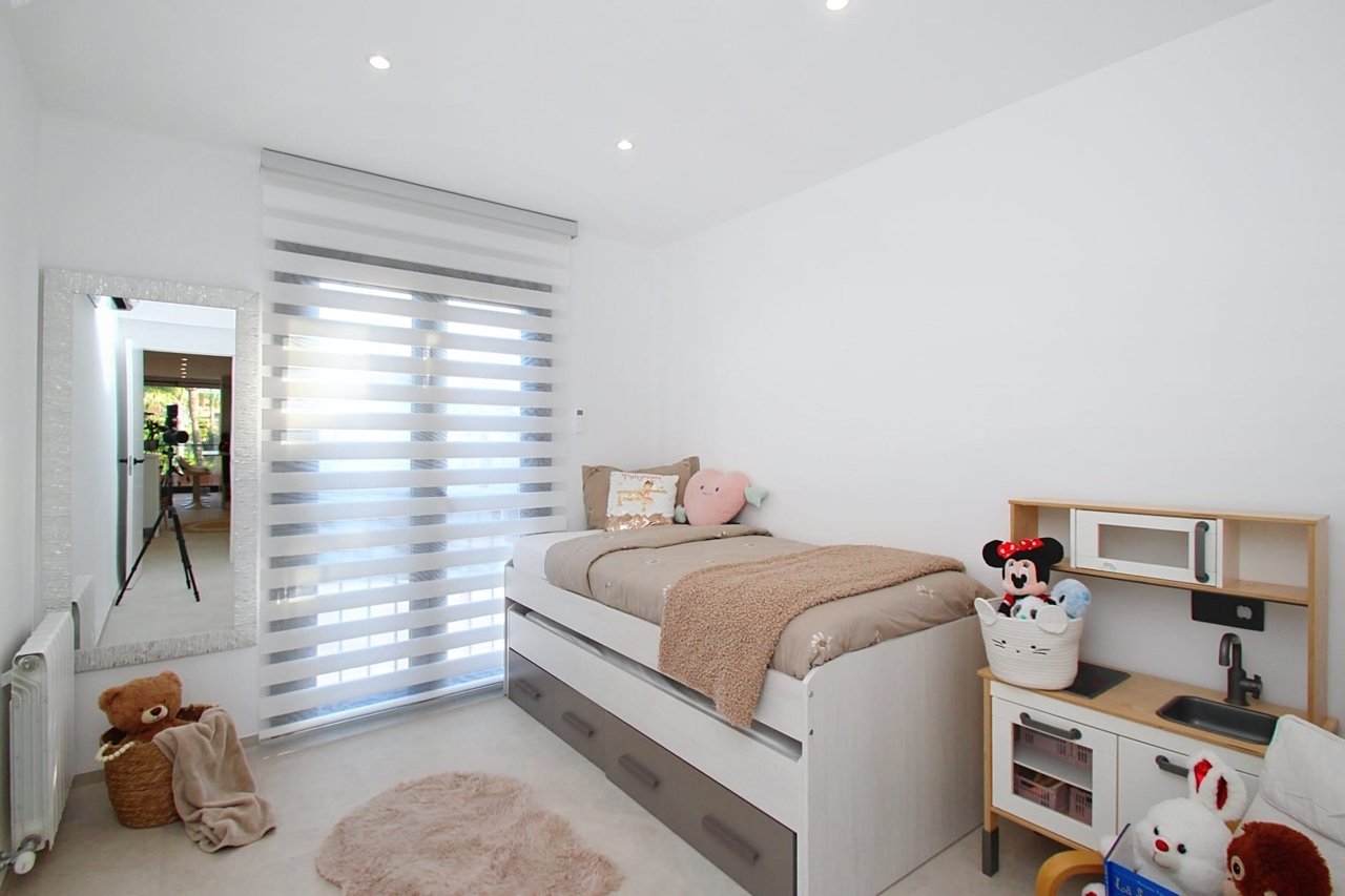 Saniertes Penthouse in repräsentativer Gemeinschaftsanlage mit drei Swimmingpools und Stellplatz