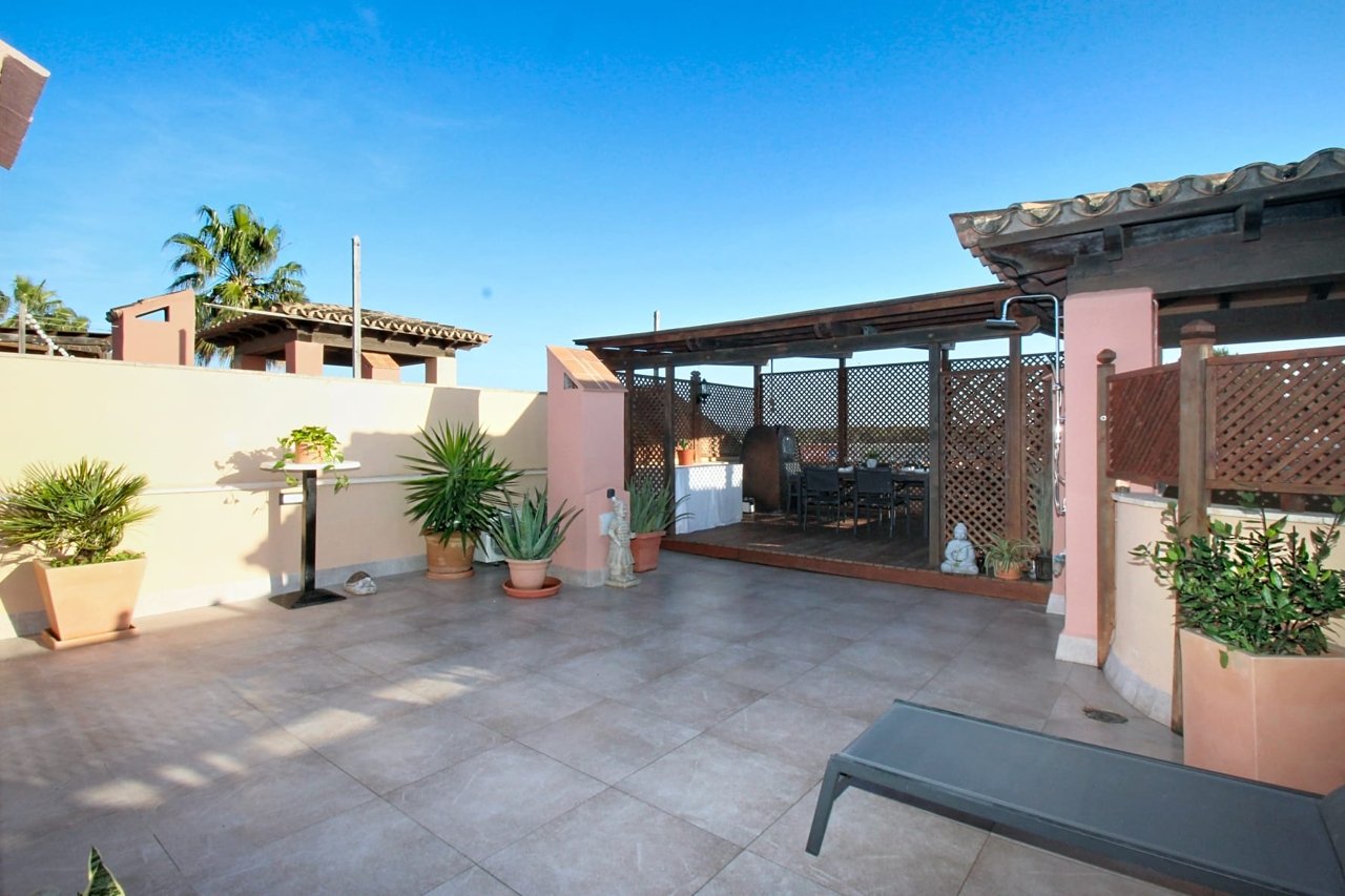 Saniertes Penthouse in repräsentativer Gemeinschaftsanlage mit drei Swimmingpools und Stellplatz