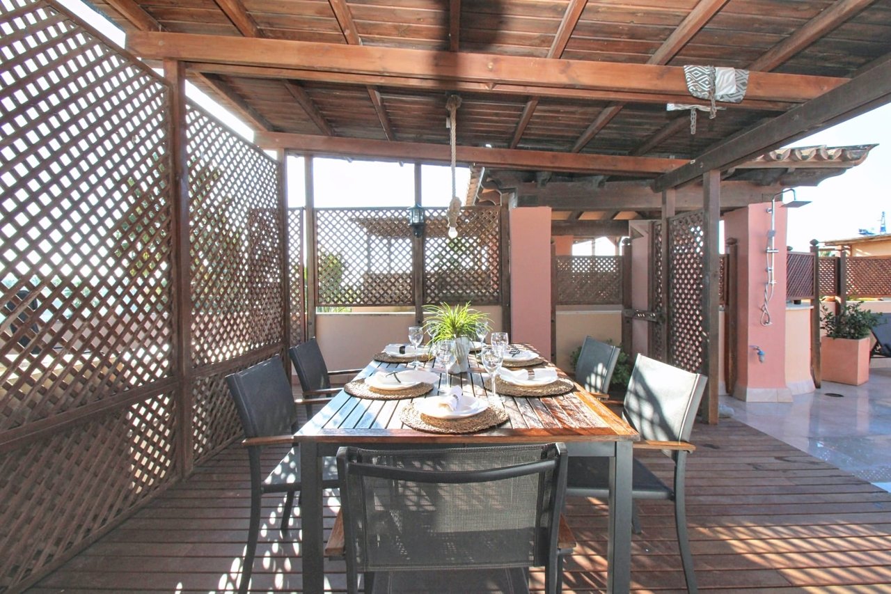 Saniertes Penthouse in repräsentativer Gemeinschaftsanlage mit drei Swimmingpools und Stellplatz
