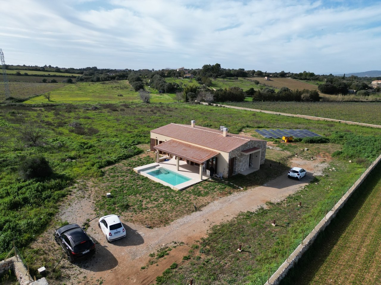 Exklusive Neubau-Finca mit Infinty-Pool und riesigem Grundstück in der Nähe von Manacor