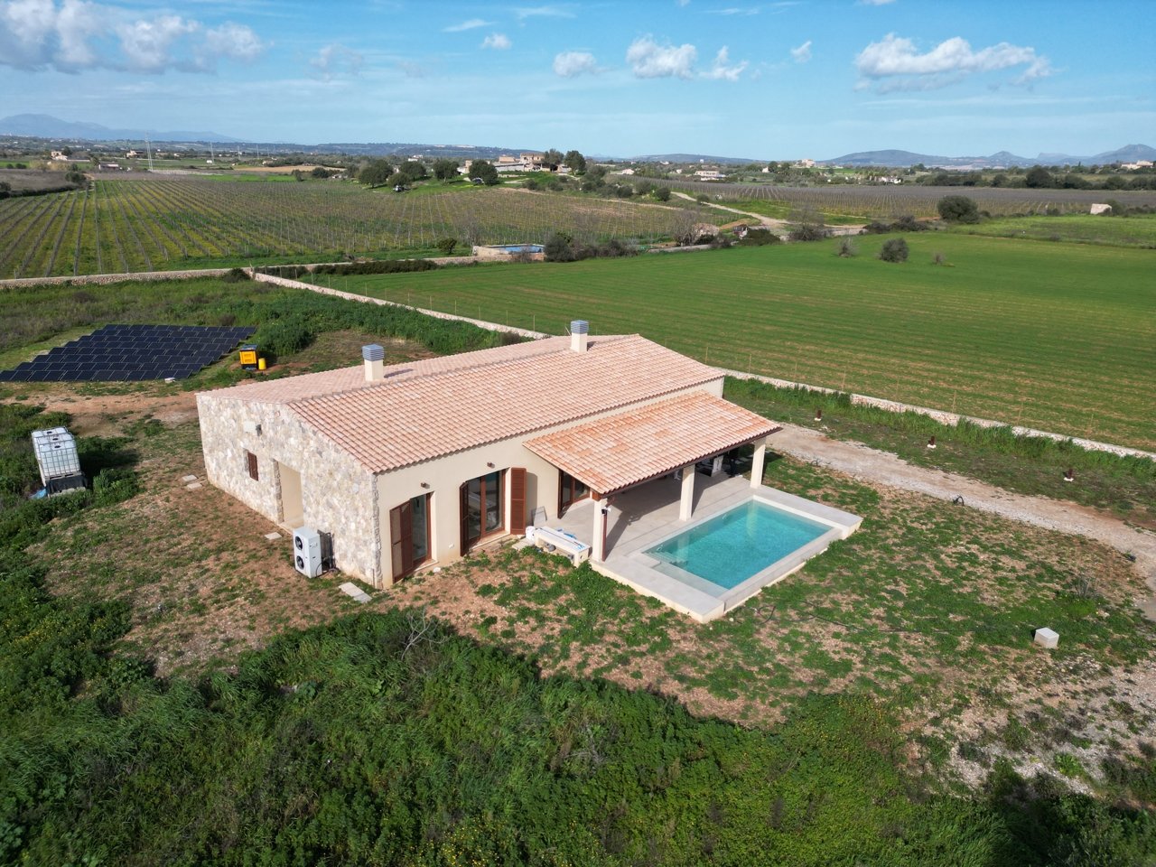 Exklusive Neubau-Finca mit Infinty-Pool und riesigem Grundstück in der Nähe von Manacor