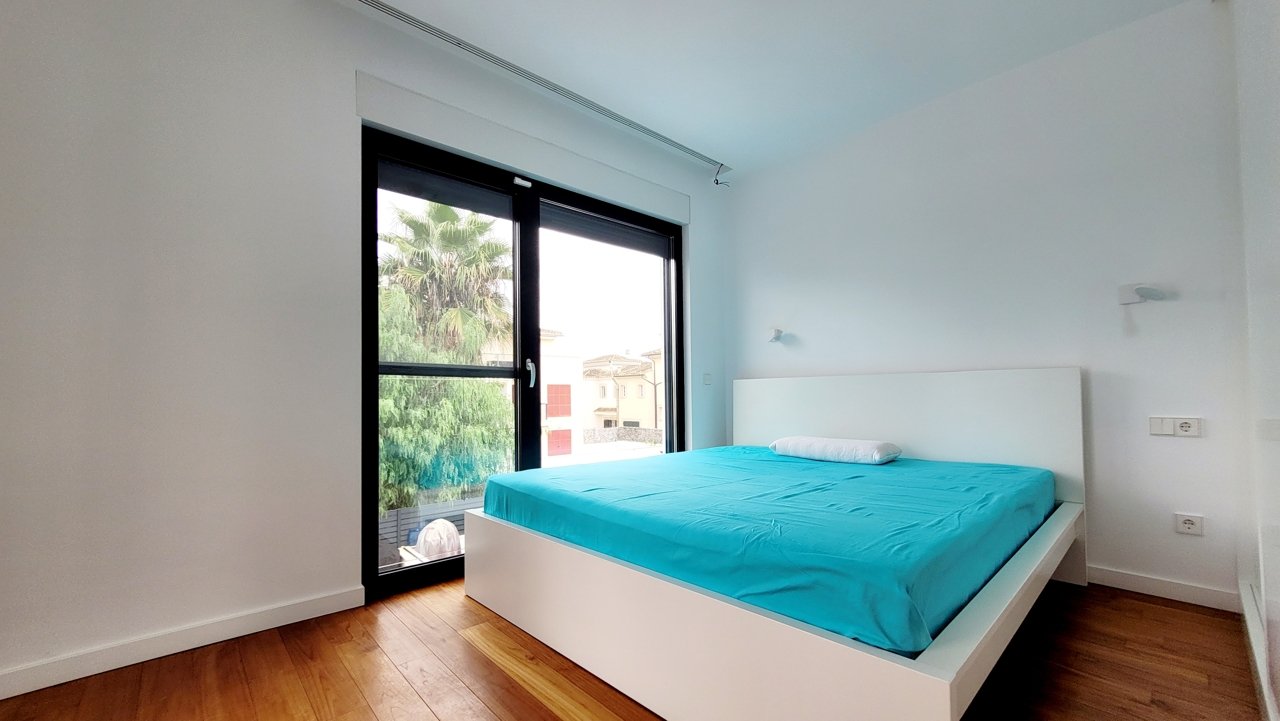 Luxuriöse Neubau-Doppelhaushälfte mit Swimmingpool und großer Garage an der Playa de Palma