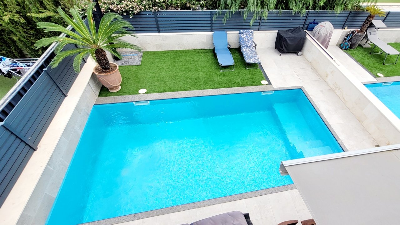 Luxuriöse Neubau-Doppelhaushälfte mit Swimmingpool und großer Garage an der Playa de Palma