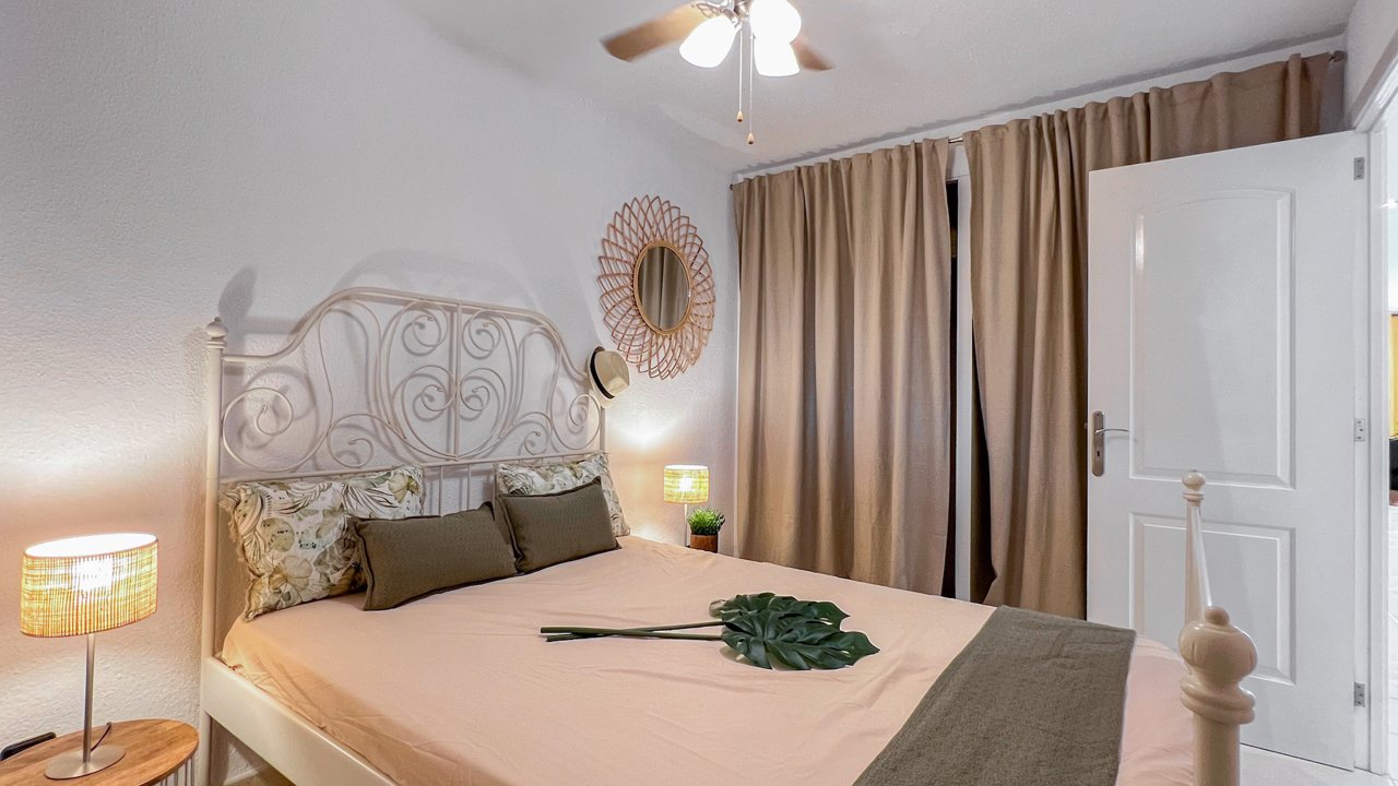 EXKLUSIV in SANTA PONÇA: Helle Meerblick-Wohnung direkt an der Badebucht