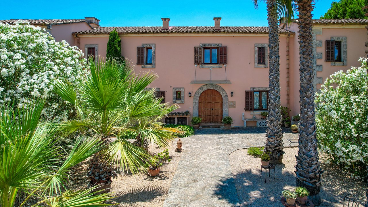 Große Finca in ruhiger Lage mit Gästehaus und VERMIETUNGSLIZENZ!!