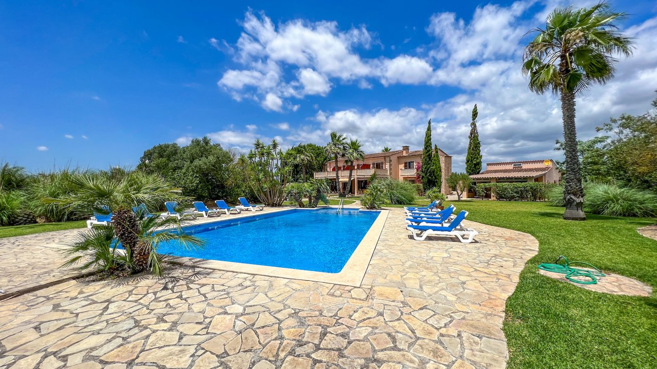 Große Finca in ruhiger Lage mit Gästehaus und VERMIETUNGSLIZENZ!!