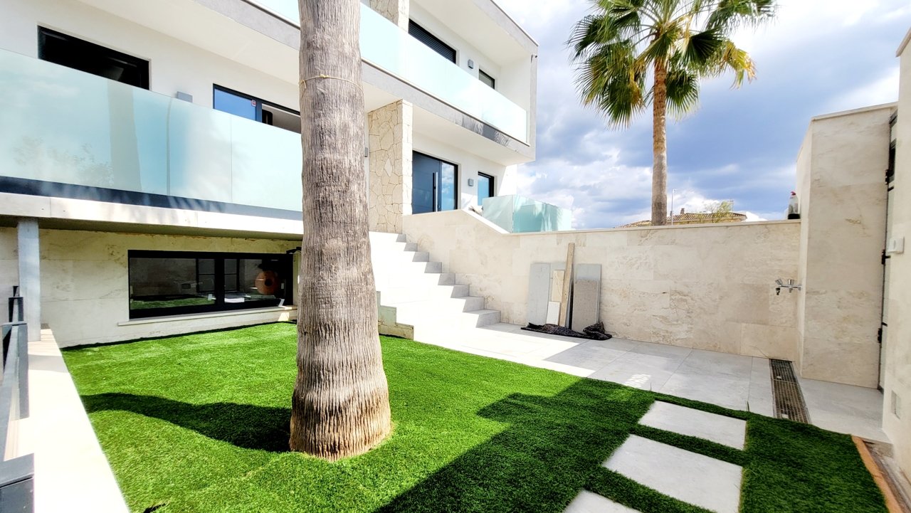 Luxuriöse Neubau-Doppelhaushälfte mit Swimmingpool und großer Garage an der Playa de Palma