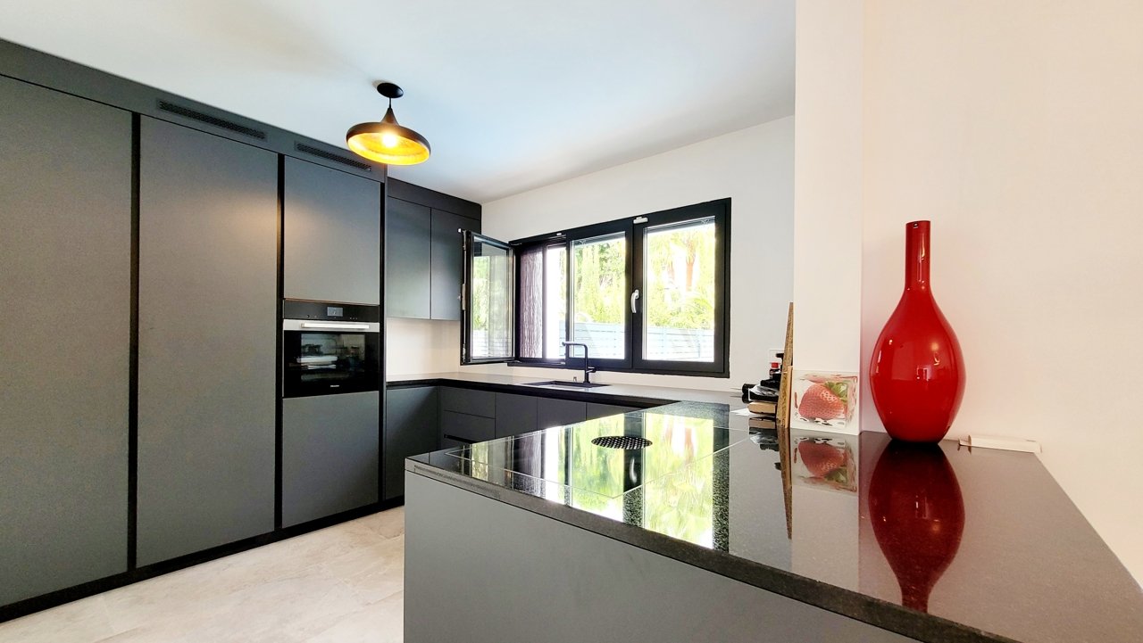 Luxuriöse Neubau-Doppelhaushälfte mit Swimmingpool und großer Garage an der Playa de Palma