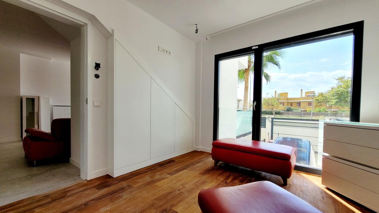 Luxuriöse Neubau-Doppelhaushälfte mit Swimmingpool und großer Garage an der Playa de Palma