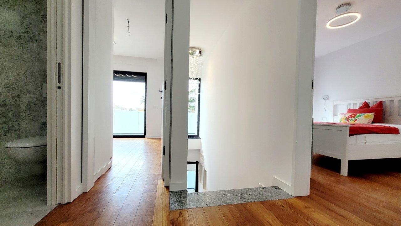 Luxuriöse Neubau-Doppelhaushälfte mit Swimmingpool und großer Garage an der Playa de Palma