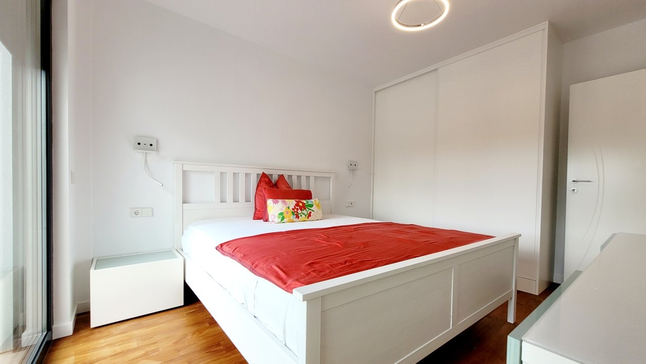 Luxuriöse Neubau-Doppelhaushälfte mit Swimmingpool und großer Garage an der Playa de Palma