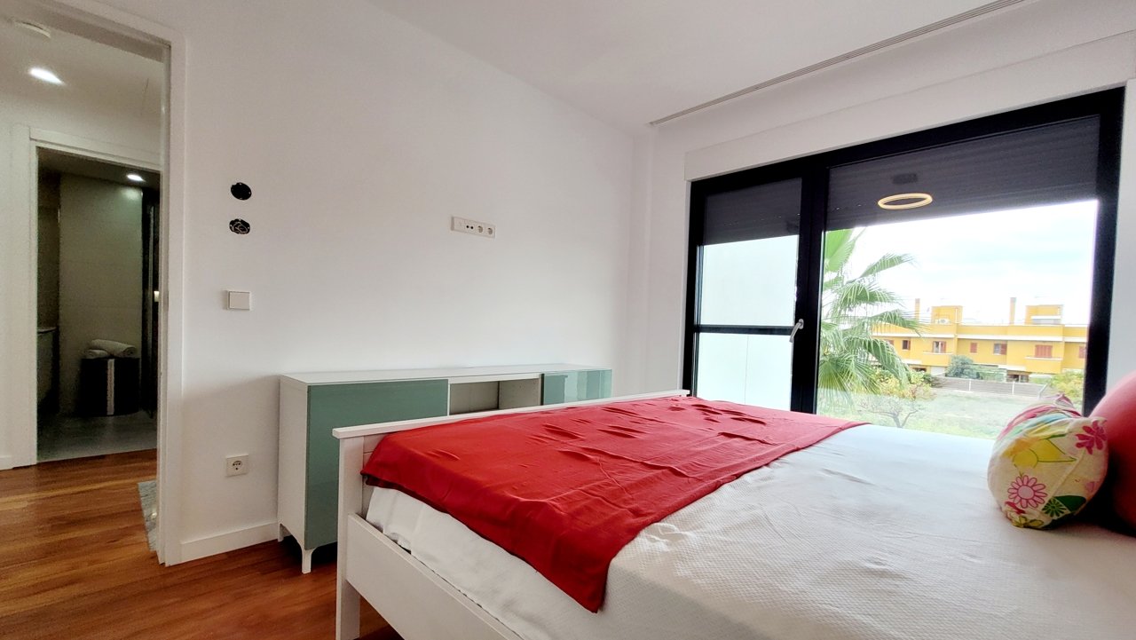 Luxuriöse Neubau-Doppelhaushälfte mit Swimmingpool und großer Garage an der Playa de Palma
