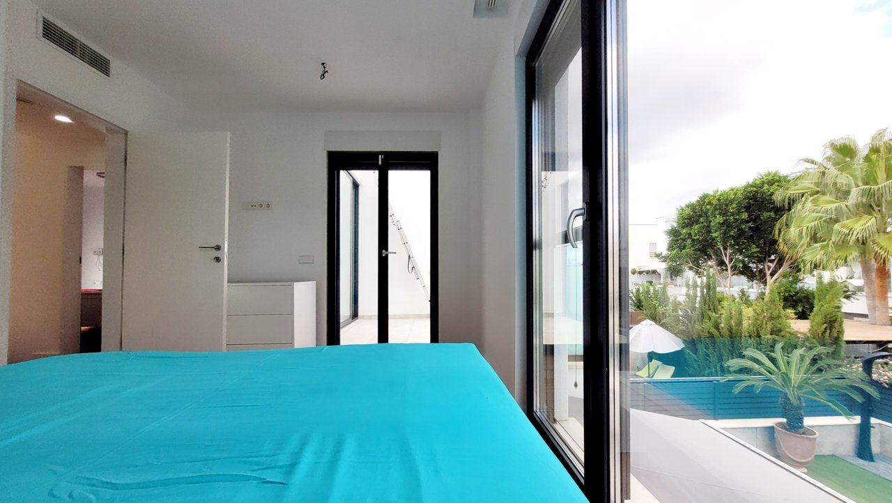 Luxuriöse Neubau-Doppelhaushälfte mit Swimmingpool und großer Garage an der Playa de Palma