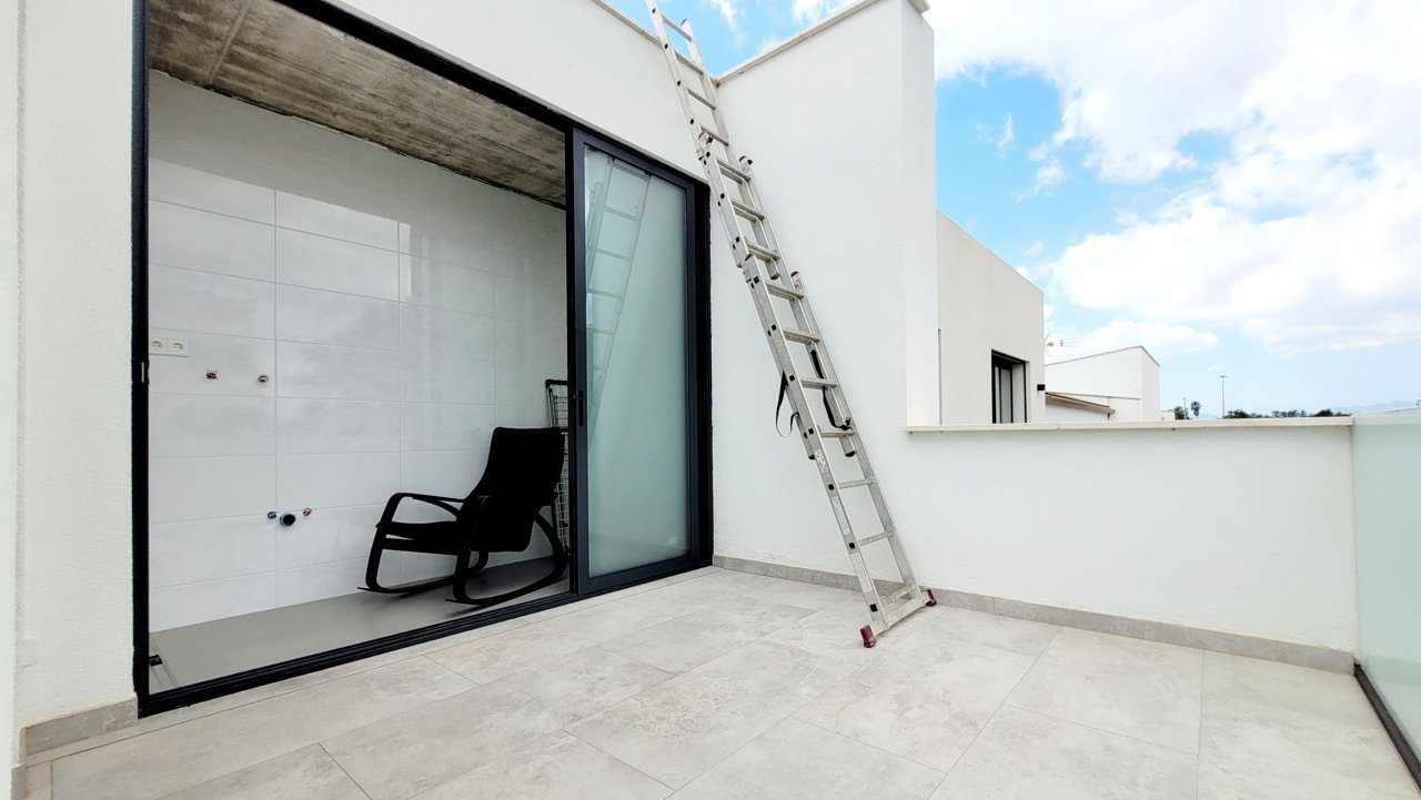 Luxuriöse Neubau-Doppelhaushälfte mit Swimmingpool und großer Garage an der Playa de Palma
