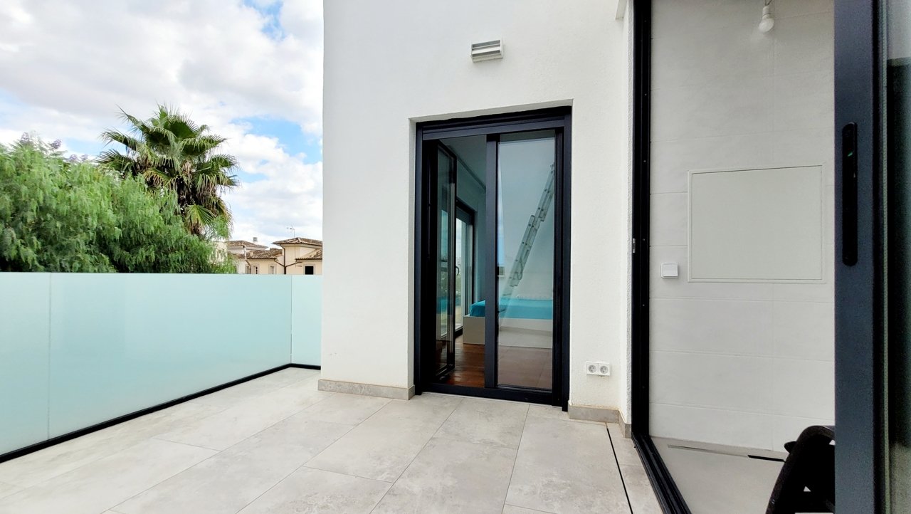 Luxuriöse Neubau-Doppelhaushälfte mit Swimmingpool und großer Garage an der Playa de Palma