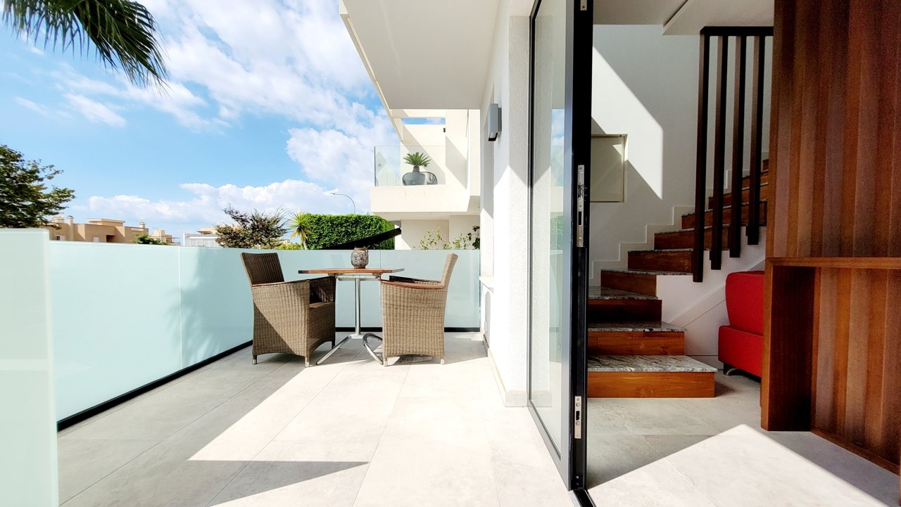 Luxuriöse Neubau-Doppelhaushälfte mit Swimmingpool und großer Garage an der Playa de Palma