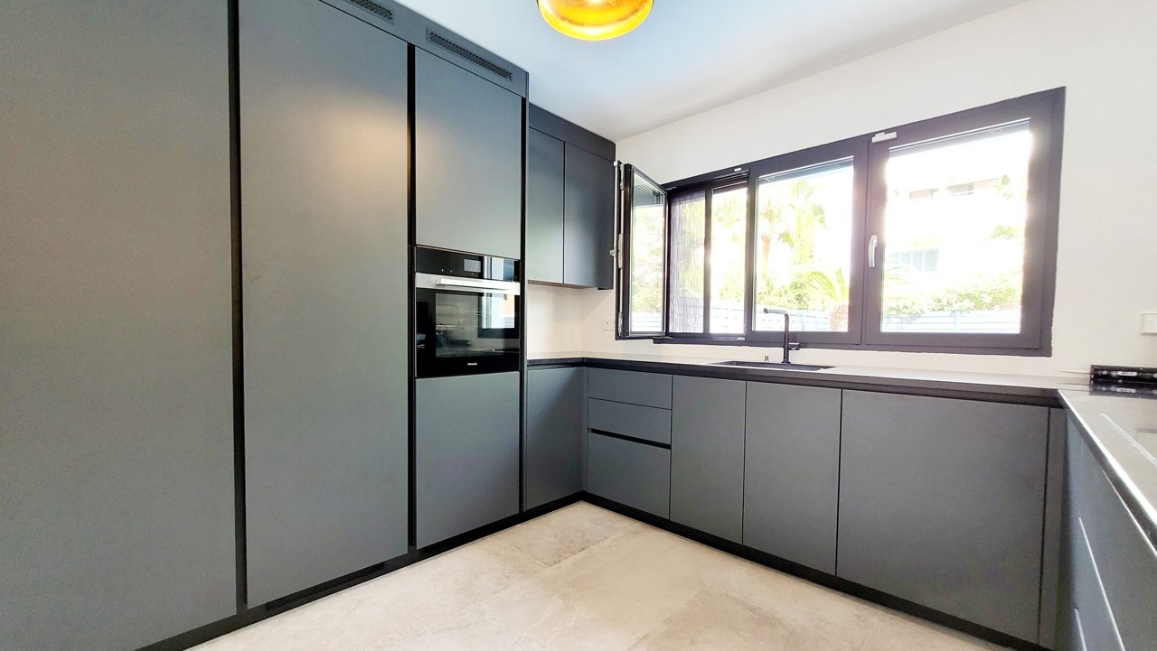 Luxuriöse Neubau-Doppelhaushälfte mit Swimmingpool und großer Garage an der Playa de Palma