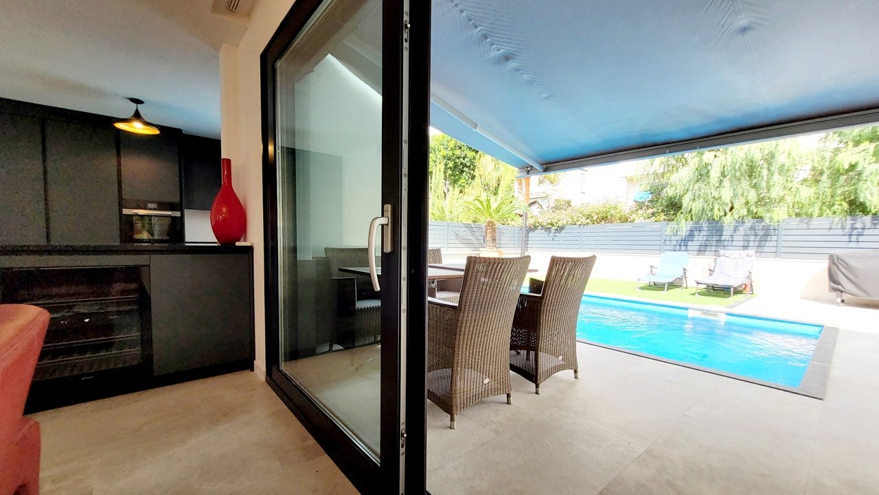 Luxuriöse Neubau-Doppelhaushälfte mit Swimmingpool und großer Garage an der Playa de Palma