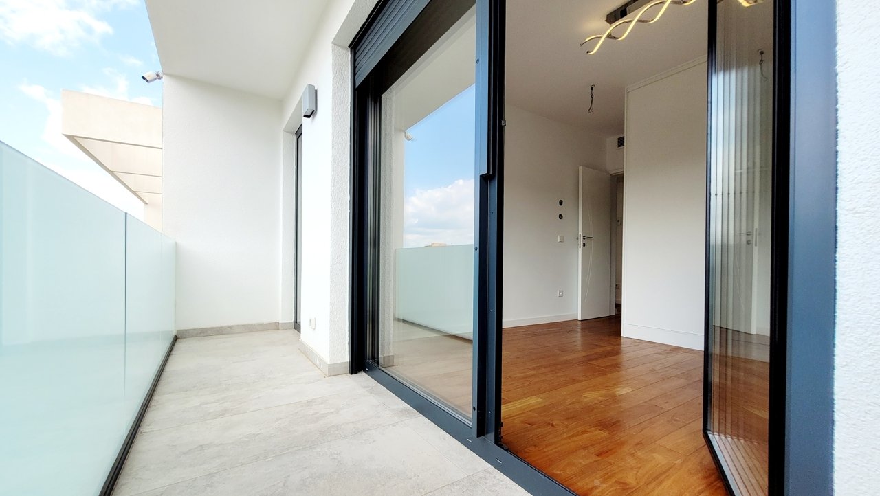 Luxuriöse Neubau-Doppelhaushälfte mit Swimmingpool und großer Garage an der Playa de Palma