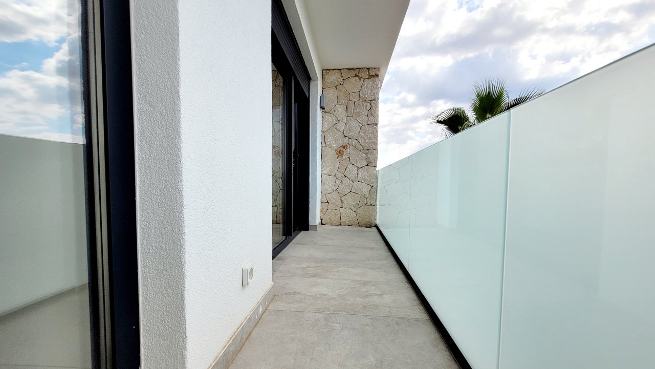 Luxuriöse Neubau-Doppelhaushälfte mit Swimmingpool und großer Garage an der Playa de Palma